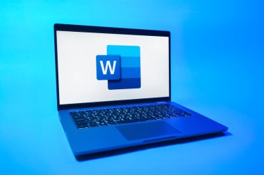 Prag, Çek Cumhuriyeti - 08 01 2025: Uniforma arka planda bir dizüstü bilgisayar Word logosunu gösterir. Word belge yaratmak ve düzenlemek için bir yazılımdır..