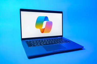 Prag, Çek Cumhuriyeti - 08 01 2025: Tek tip arkaplanda bir dizüstü bilgisayar Copilot logosunu gösteriyor. Copilot, üretkenlik yardımı için yazılıma entegre edilmiş bir yapay zeka asistanıdır..