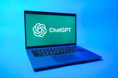 Prag, Çek Cumhuriyeti - 08 01 2025: Tek bir arkaplanda ChatGPT logosunu gösteren bir dizüstü bilgisayar. ChatGPT metin üretmek ve soruları cevaplamak için bir yapay zeka sohbet robotudur..