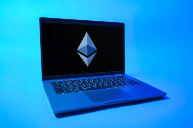 Prag, Çek Cumhuriyeti - 08 01 2025: Ethereum logosunu gösteren bir dizüstü bilgisayar. Ethereum merkezi olmayan uygulamalar ve kripto için bir engelleme platformudur..