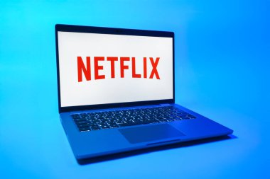 Prag, Çek Cumhuriyeti - 08 01 2025: Tek tip arka planda bir dizüstü bilgisayar Netflix logosunu gösterir. Netflix sinema ve televizyon programları için bir yayın platformudur..