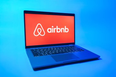 Prag, Çek Cumhuriyeti - 08 01 2025: Airbnb logosunu gösteren bir dizüstü bilgisayar. Airbnb dünya çapında kısa vadeli konaklama için bir platformdur..