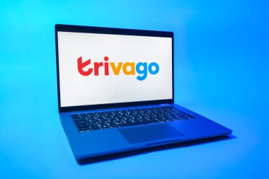 Prag, Çek Cumhuriyeti - 08 01 2025: Trivago logosunu gösteren bir dizüstü bilgisayar. Trivago otel fiyatlarını ve anlaşmaları karşılaştırmak için bir platform..