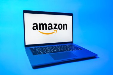 Prag, Çek Cumhuriyeti - 08 01 2025: Tek tip arka planda bir dizüstü bilgisayar Amazon logosunu gösterir. Amazon, alışveriş ürünleri ve hizmetleri için çevrimiçi bir platformdur..