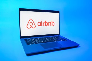 Prag, Çek Cumhuriyeti - 08 01 2025: Airbnb logosunu gösteren bir dizüstü bilgisayar. Airbnb dünya çapında kısa vadeli konaklama için bir platformdur..