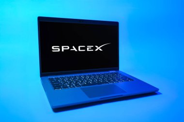 Prag, Çek Cumhuriyeti - 08 01 2025: Uniforma arka planda bir dizüstü bilgisayar SpaceX logosunu gösterir. SpaceX uzay keşfi ve roket fırlatmaları için özel bir şirkettir..