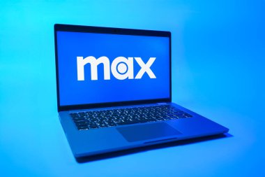 Prag, Çek Cumhuriyeti - 08 01 2025: Tek tip arkaplanda bir dizüstü bilgisayar Max logosunu gösterir. Max, filmler, TV programları ve özgün içerikler için bir yayın platformudur..