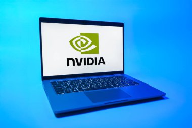 Prag, Çek Cumhuriyeti - 08 01 2025: NVIDIA logosunu gösteren bir dizüstü bilgisayar. NVIDIA, GPU ve yapay zeka donanımı alanında uzmanlaşmış bir teknoloji şirketidir..