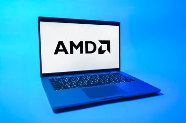 Prag, Çek Cumhuriyeti - 08 01 2025: Tek bir arka planda bir dizüstü bilgisayar AMD logosunu gösterir. AMD, işlemci ve işlemci üreten yarı iletken bir şirkettir..