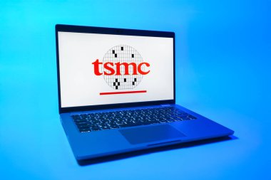 Prag, Çek Cumhuriyeti - 08 01 2025: Tek bir arkaplanda bir dizüstü bilgisayar TSMC logosunu gösterir. TSMC, teknoloji şirketleri için yarı iletken dökümhane üretim çipleri..