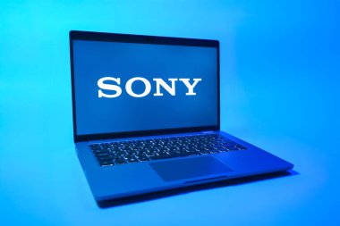 Prag, Çek Cumhuriyeti - 08 01 2025: Sony logosunu gösteren bir dizüstü bilgisayar. Sony elektronik, oyun ve eğlence üreten bir teknoloji şirketidir..