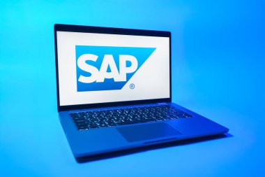 Prag, Çek Cumhuriyeti - 08 01 2025: Üniformalı bir dizüstü bilgisayarda SAP logosu görülüyor. SAP, şirket uygulamaları ve çözümleri sağlayan bir yazılım şirketidir..