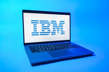 Prag, Çek Cumhuriyeti - 08 01 2025: Üniforma arka planda bir dizüstü bilgisayar IBM logosunu gösteriyor. IBM yazılım, donanım ve danışmanlık sunan bir teknoloji şirketidir..