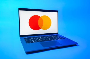 Prag, Çek Cumhuriyeti - 08 01 2025: Tek tip arkaplanda bir dizüstü bilgisayar Mastercard logosunu gösterir. Mastercard ödeme kartları ve hizmetler sağlayan bir finans şirketidir..