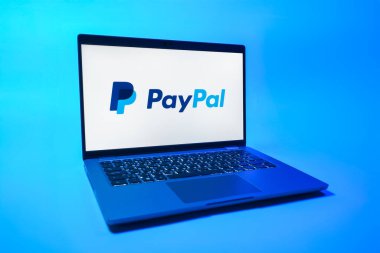 Prag, Çek Cumhuriyeti - 08 01 2025: Tek tip arka planda bir dizüstü bilgisayar PayPal logosunu gösterir. PayPal çevrimiçi ödemeler ve para transferleri için bir platformdur.