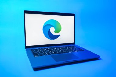 Prag, Çek Cumhuriyeti - 08 01 2025: Tek bir arka planda bir dizüstü bilgisayar Sınır logosunu gösterir. Edge, Microsoft tarafından Windows aygıtları için geliştirilen bir web tarayıcısıdır..