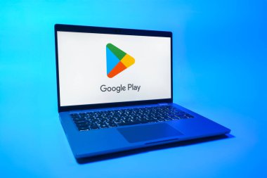 Prag, Çek Cumhuriyeti - 08 01 2025: Tek tip arka planda bir dizüstü bilgisayar Google Play logosunu gösterir. Google Play uygulamaları, oyunları ve dijital içeriği indirmek için bir platformdur.