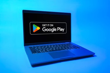 Prag, Çek Cumhuriyeti - 08 01 2025: Tek tip arka planda bir dizüstü bilgisayar Google Play logosunu gösterir. Google Play uygulamaları, oyunları ve dijital içeriği indirmek için bir platformdur.