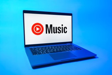Prag, Çek Cumhuriyeti - 08 01 01 2025: Tek tip arkaplanda bir dizüstü bilgisayar Youtube Müzik logosunu gösterir. Youtube Music müzik için bir platformdur..