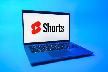 Prag, Çek Cumhuriyeti - 08 01 2025: Tek tip arkaplanda bir dizüstü bilgisayar Youtube Shorts logosunu gösterir. Youtube Shorts kısa form video içeriği için bir platformdur.