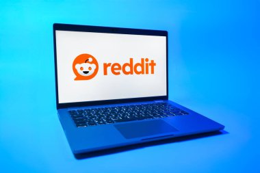 Prag, Çek Cumhuriyeti - 08 01 2025: Tek tip arkaplanda bir dizüstü bilgisayar Reddit logosunu gösterir. Reddit tartışma, haber ve toplum içeriği için bir platformdur.
