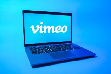 Prag, Çek Cumhuriyeti - 08 01 2025: Tek tip arka planda bir dizüstü bilgisayar Vimeo logosunu gösterir. Vimeo, yüksek kaliteli video sunucu ve paylaşımı için bir platformdur.
