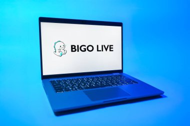 Prag, Çek Cumhuriyeti - 08 01 2025: Bigo Live logosunu gösteren bir dizüstü bilgisayar. Bigo Live canlı yayın ve sosyal etkileşim için bir platformdur.