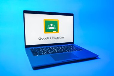 Prag, Çek Cumhuriyeti - 08 01 2025: Tek tip arkaplanda bir dizüstü bilgisayar Google Sınıfı logosunu gösterir. Google Sınıfı, sınıfları ve eğitim içeriğini yönetmek için bir platformdur.