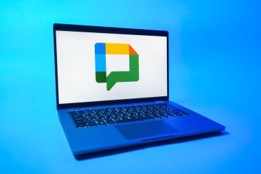 Prag, Çek Cumhuriyeti - 08 01 2025: Google Chat logosunu gösteren bir dizüstü bilgisayar. Google Chat mesajlaşma ve takım işbirliği için bir platformdur.