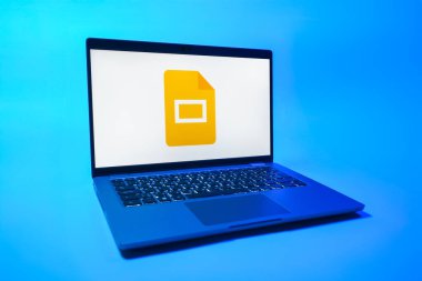Prag, Çek Cumhuriyeti - 08 01 2025: Google Slides logosunu gösteren bir dizüstü bilgisayar. Google Slides sunumlar ve slayt gösterileri oluşturmak için bir platformdur.