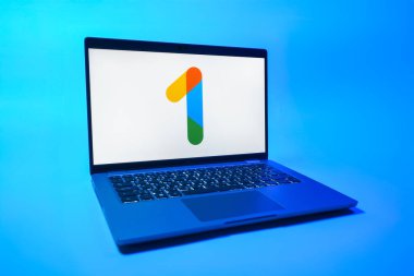 Prag, Çek Cumhuriyeti - 08 01 2025: Tek bir arkaplanda bir dizüstü bilgisayar Google One logosunu gösterir. Google 1 bulut depolama ve abonelik hizmetleri için bir platformdur.