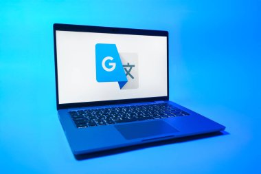 Prag, Çek Cumhuriyeti - 08 01 2025: Tek bir arkaplanda bir dizüstü bilgisayar Google Translate logosunu gösterir. Google Çevirisi metni ve konuşmayı diller arası çevirmek için bir platformdur..
