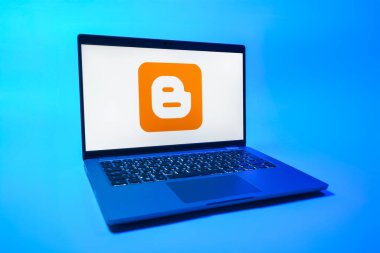 Prag, Çek Cumhuriyeti - 08 01 2025: Üniforma arka planda bir dizüstü bilgisayar Blogger logosunu gösterir. Blogger blog oluşturma ve yayınlama için bir platformdur.