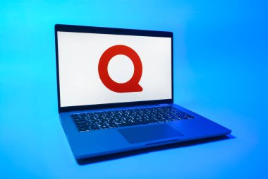 Prag, Çek Cumhuriyeti - 08 01 2025: Quora logosunu gösteren bir dizüstü bilgisayar. Quora soru sormak ve bilgi paylaşmak için bir platformdur..