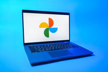 Prag, Çek Cumhuriyeti - 08 01 2025: Tek tip arkaplanda bir dizüstü bilgisayar Google Photos logosunu gösterir. Google Fotoğrafları fotoğraf ve videoları saklamak ve düzenlemek için bir platformdur.