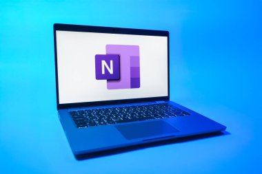 Prag, Çek Cumhuriyeti - 08 01 2025: Tek bir arkaplanda Microsoft OneNote logosunu gösteren bir dizüstü bilgisayar. Microsoft OneNote not almak ve düzenlemek için bir platformdur.