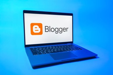 Prag, Çek Cumhuriyeti - 08 01 2025: Üniforma arka planda bir dizüstü bilgisayar Blogger logosunu gösterir. Blogger blog oluşturma ve yayınlama için bir platformdur.