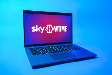 Prag, Çek Cumhuriyeti - 08 01 2025: Üniforma arka planda bir dizüstü bilgisayar SkyShowtime logosunu gösteriyor. SkyShowtime, sinema ve televizyon dizileri için bir yayın platformudur..