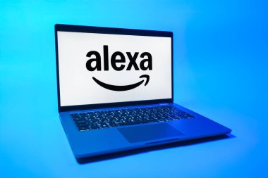 Prag, Çek Cumhuriyeti - 08 01 2025: Tek tip arkaplanda bir dizüstü bilgisayar Alexa logosunu gösteriyor. Alexa akıllı aygıtlar ve servisler için ses asistanıdır.