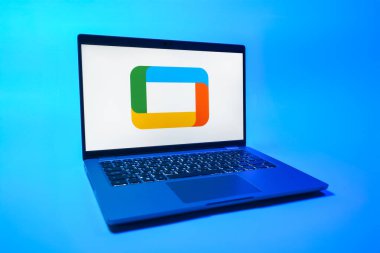 Prag, Çek Cumhuriyeti - 08 01 2025: Tek bir arkaplanda bir dizüstü bilgisayar Google TV logosunu gösterir. Google TV film, program ve uygulamalar için bir platformdur..