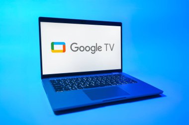 Prag, Çek Cumhuriyeti - 08 01 2025: Tek bir arkaplanda bir dizüstü bilgisayar Google TV logosunu gösterir. Google TV film, program ve uygulamalar için bir platformdur..