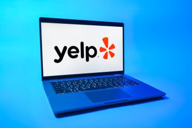 Prag, Çek Cumhuriyeti - 08 01 2025: Yelp logosunu gösteren bir dizüstü bilgisayar. Yelp yerel işletmeleri bulmak ve incelemek için bir platformdur.