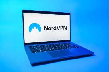 Prag, Çek Cumhuriyeti - 08 01 2025: NordVPN logosunu gösteren bir dizüstü bilgisayar. NordVPN güvenli ve özel internet taraması için bir platformdur.
