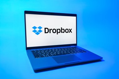 Prag, Çek Cumhuriyeti - 08 01 2025: Tek tip arka planda bir dizüstü bilgisayar Dropbox logosunu gösterir. Dropbox bulut depolama ve dosya paylaşımı için bir platformdur.