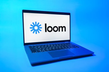 Prag, Çek Cumhuriyeti - 08 01 2025: Loom logosunu gösteren bir dizüstü bilgisayar. Loom video mesajlarını kaydetmek ve paylaşmak için bir platformdur.