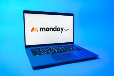 Prag, Çek Cumhuriyeti - 08 01 2025: Monday.com logosunu gösteren bir dizüstü bilgisayar. Monday.com proje yönetimi ve takım işbirliği için bir platformdur.