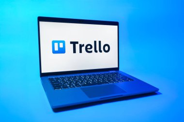 Prag, Çek Cumhuriyeti - 08 01 2025: Tek tip arka planda bir dizüstü bilgisayar Trello logosunu gösterir. Trello, tahta ve görevleri kullanarak proje yönetimi için bir platformdur.
