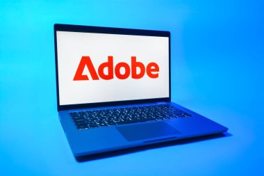 Prag, Çek Cumhuriyeti - 08 01 2025: Tek bir arkaplanda bir dizüstü bilgisayar Adobe logosunu gösterir. Adobe yaratıcı araçlar ve hizmetler sunan bir yazılım şirketidir..