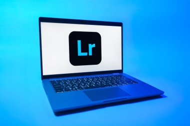 Prag, Çek Cumhuriyeti - 08 01 2025: Lightroom logosunu gösteren bir dizüstü bilgisayar. Lightroom fotoğraf düzenleme ve yönetim için bir yazılımdır..