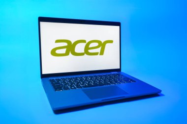 Prag, Çek Cumhuriyeti - 08 01 2025: Tek bir arkaplanda bir dizüstü bilgisayar Acer logosunu gösterir. Acer bilgisayar ve elektronik üreten bir teknoloji şirketidir..